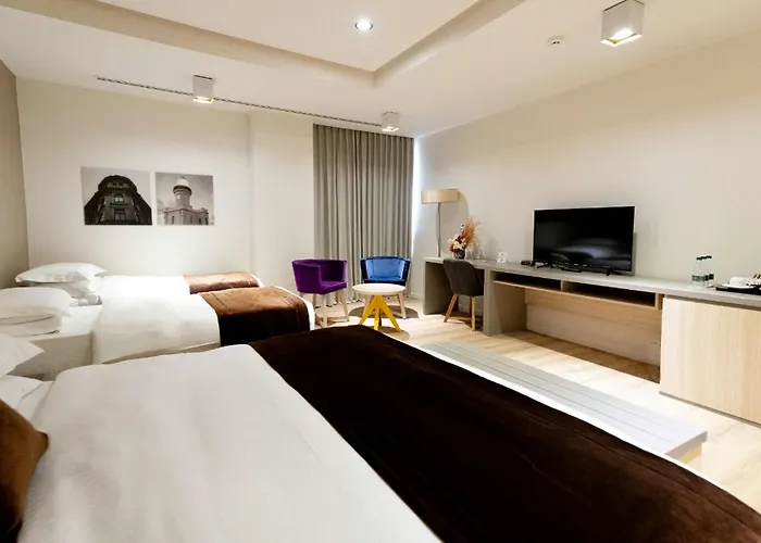 Western Premier Ark 4*
